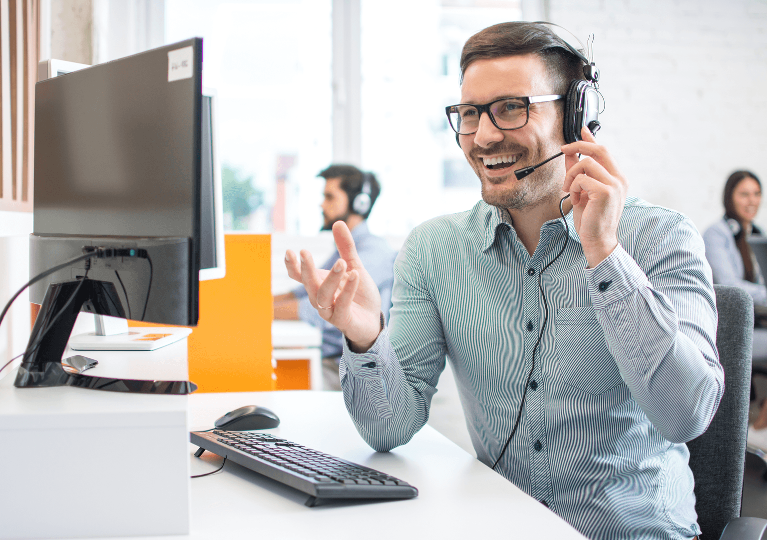 Servicemedewerker aan de telefoon