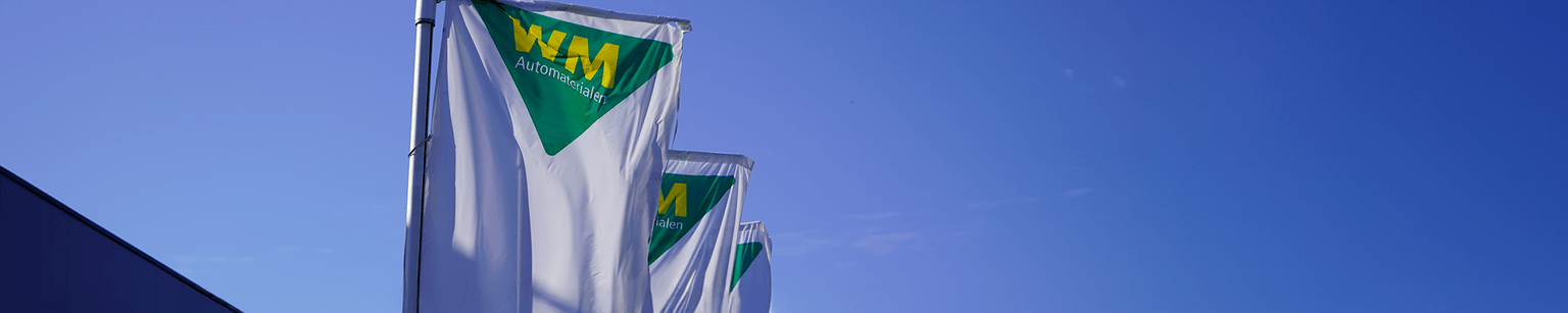 Vlaggen van WM Automaterialen wapperen in de wind