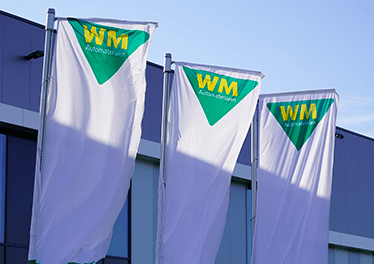 Vlaggen van WM Automaterialen wapperen in de wind