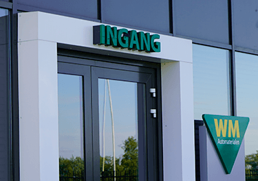Ingang van een Winkel van WM Automaterialen